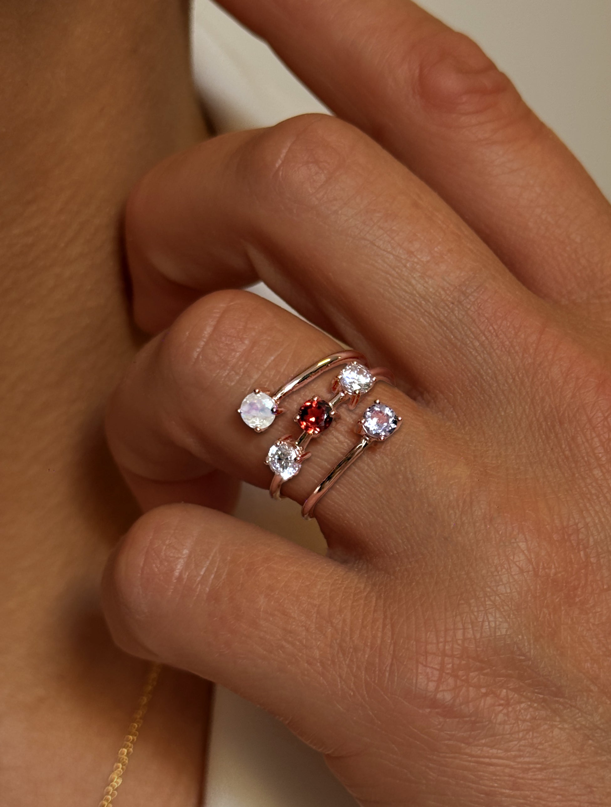 Bague en Argent 925 doré Or rose 18k assemblée de pierre de lune, grenat, quartz et oxyde de zirconium